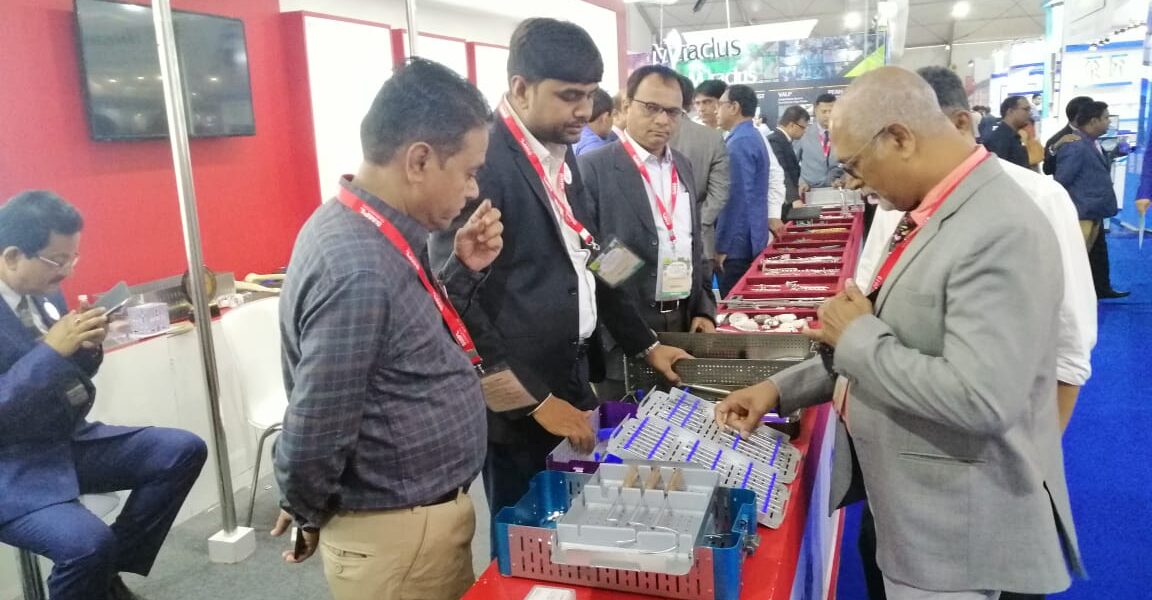 Doctor show SMPL Hip products in IOACON 2019 at Kolkata Conference